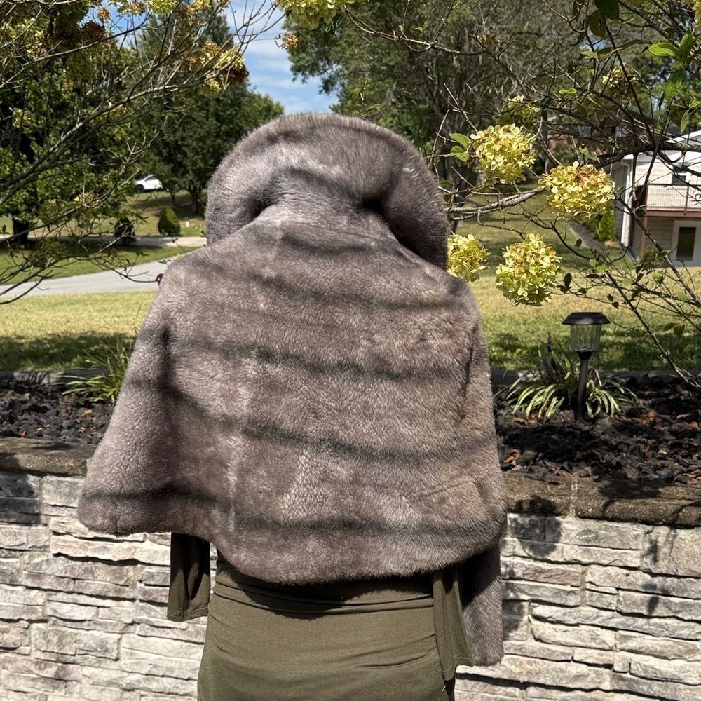 Elegant Gray Fur Shawl - Picture 4 of 9